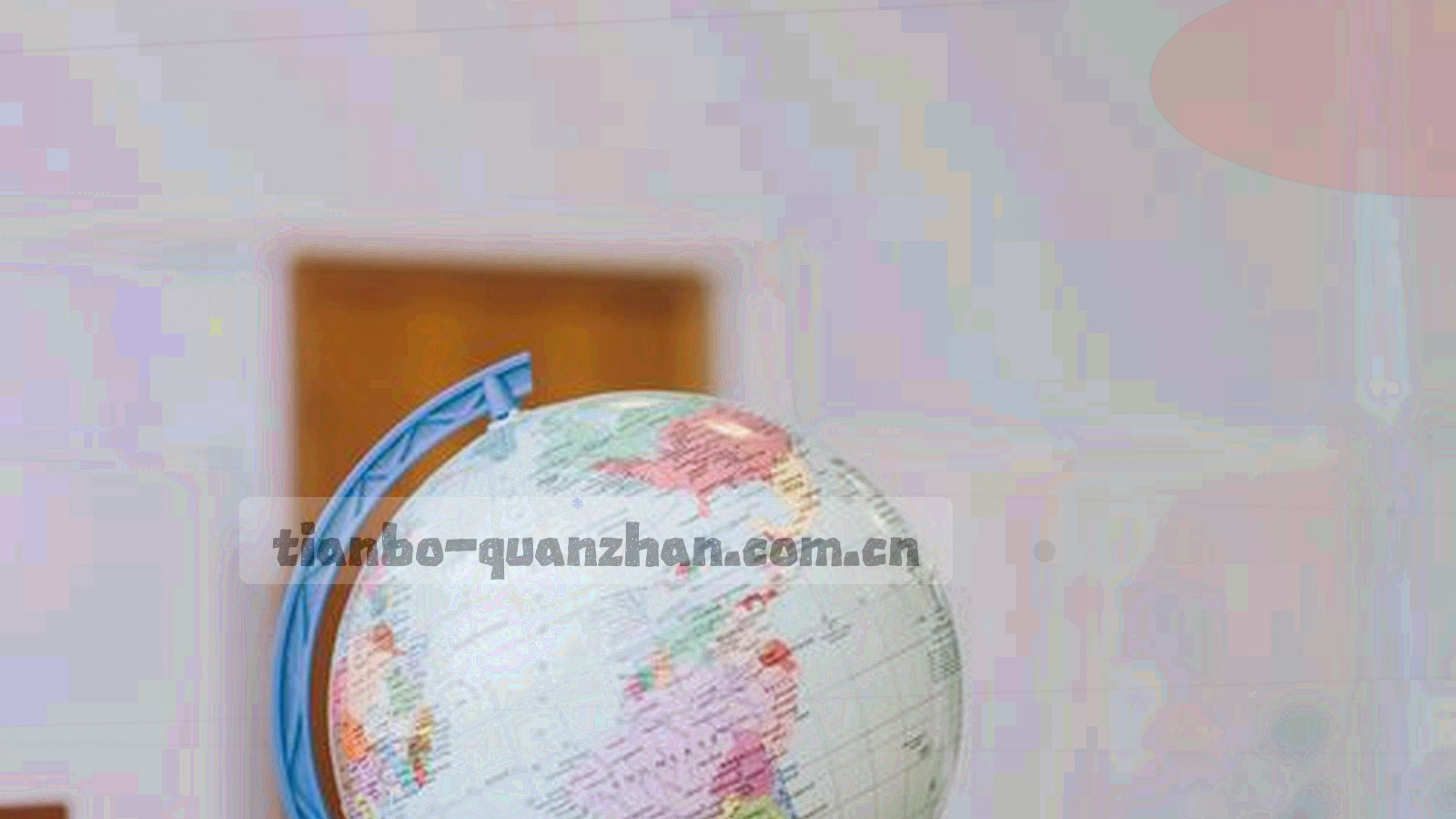 深空蓝底上的抽象数据安全网格与锁形细线图案，电光青线条交织